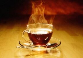 Bebida aromática a base de té, miel y vodka para fortalecer el poder masculino
